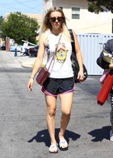 Kaley Cuoco feet photo thumbnail