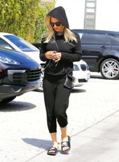 Kaley Cuoco feet photo thumbnail