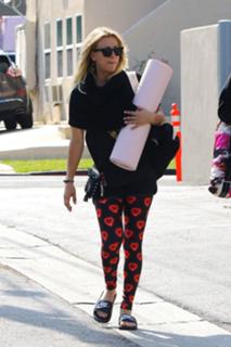 Kaley Cuoco feet photo thumbnail