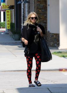 Kaley Cuoco feet photo thumbnail