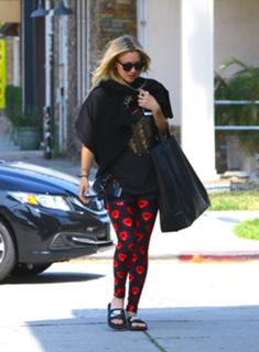 Kaley Cuoco feet photo thumbnail