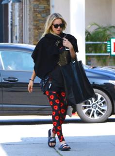Kaley Cuoco feet photo thumbnail