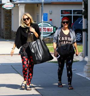 Kaley Cuoco feet photo thumbnail