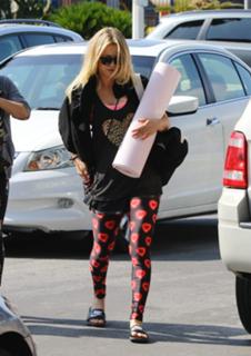 Kaley Cuoco feet photo thumbnail