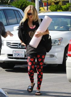 Kaley Cuoco feet photo thumbnail