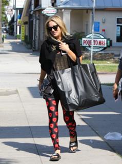 Kaley Cuoco feet photo thumbnail
