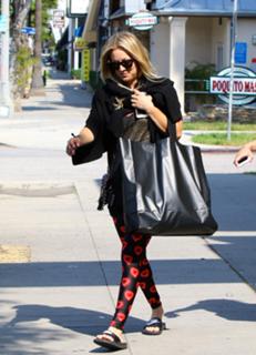 Kaley Cuoco feet photo thumbnail