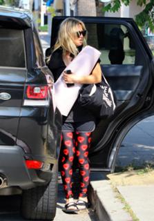 Kaley Cuoco feet photo thumbnail