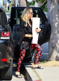 Kaley Cuoco feet photo thumbnail