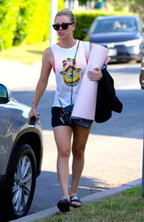 Kaley Cuoco feet photo thumbnail