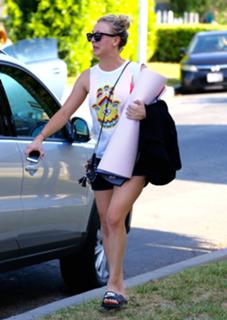 Kaley Cuoco feet photo thumbnail