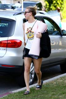 Kaley Cuoco feet photo thumbnail