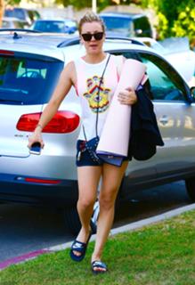 Kaley Cuoco feet photo thumbnail