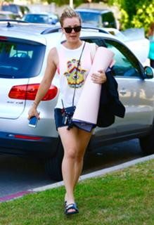 Kaley Cuoco feet photo thumbnail