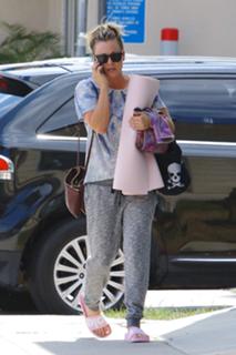 Kaley Cuoco feet photo thumbnail