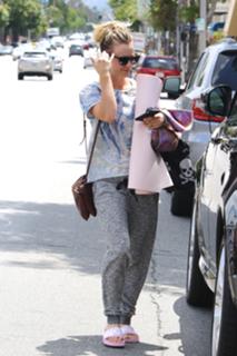 Kaley Cuoco feet photo thumbnail