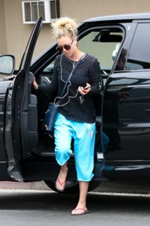 Kaley Cuoco feet photo thumbnail