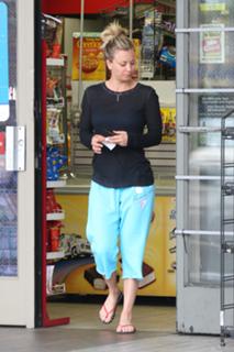Kaley Cuoco feet photo thumbnail
