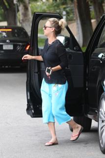 Kaley Cuoco feet photo thumbnail