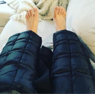 Kaley Cuoco feet photo thumbnail