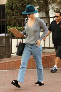 Kaley Cuoco feet photo thumbnail