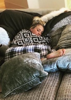 Kaley Cuoco feet photo thumbnail