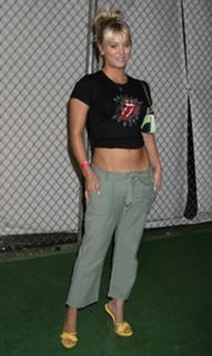 Kaley Cuoco feet photo thumbnail