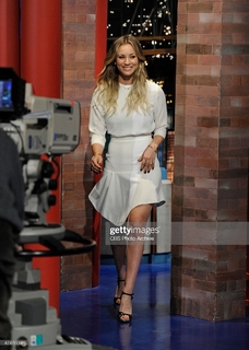Kaley Cuoco feet photo thumbnail