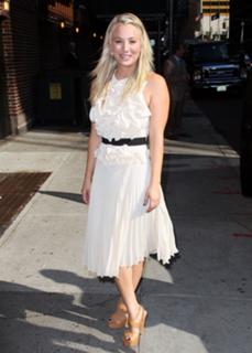 Kaley Cuoco feet photo thumbnail