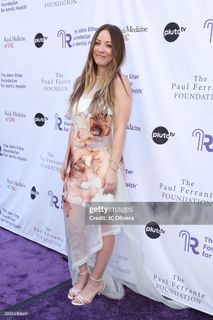 Kaley Cuoco feet photo thumbnail