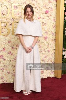 Kaley Cuoco feet photo thumbnail