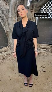 Kaley Cuoco feet photo thumbnail