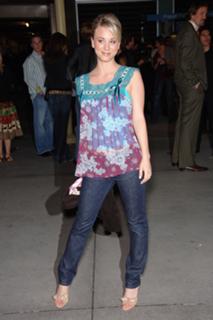 Kaley Cuoco feet photo thumbnail