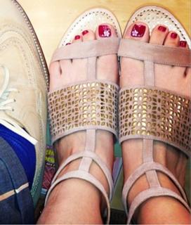 Kaley Cuoco feet photo thumbnail