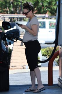 Kaley Cuoco feet photo 8