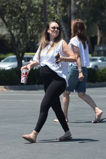 Kaley Cuoco feet photo 17