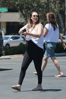 Kaley Cuoco feet photo 16