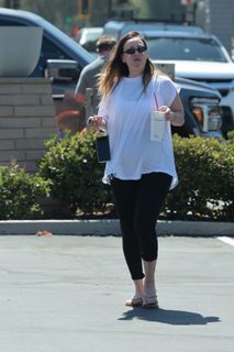 Kaley Cuoco feet photo 13