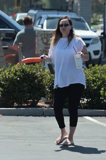 Kaley Cuoco feet photo 12