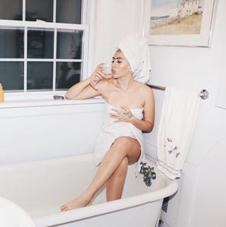 Kali Uchis feet photo thumbnail