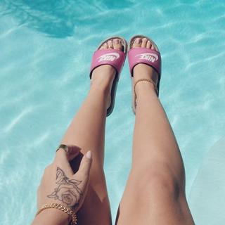 Kali Uchis feet photo thumbnail