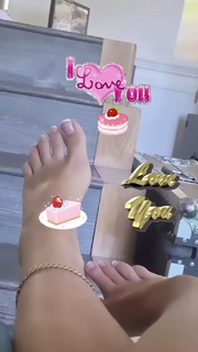 Kali Uchis feet photo thumbnail