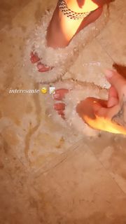 Kali Uchis feet photo thumbnail