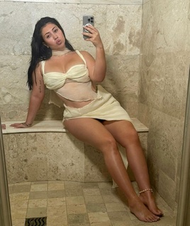 Kali Uchis feet photo thumbnail