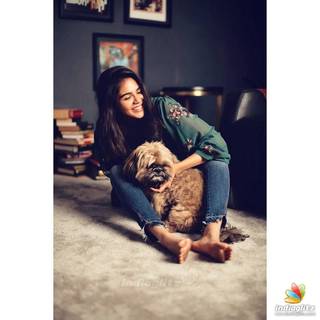 Kalyani Priyadarshan feet photo thumbnail