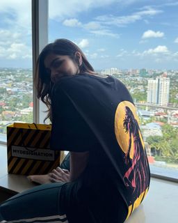 Kalyani Priyadarshan feet photo thumbnail