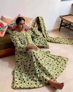Kamya Punjabi feet photo 9