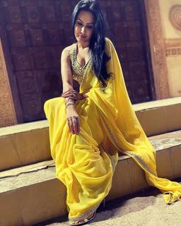 Kamya Punjabi feet photo 10