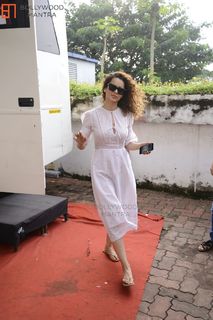 Kangana Ranaut feet photo thumbnail