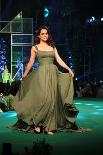 Kangana Ranaut feet photo thumbnail